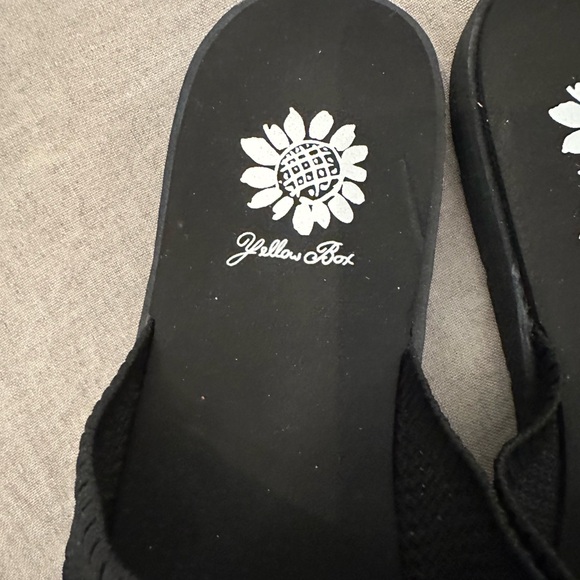 Yellow Box sandals in black size 9 never worn - Picture 3 of 3